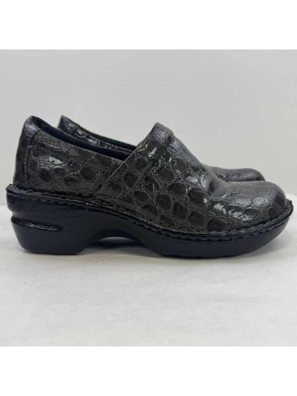 BOC Born Concept Peggy Clogs Womens Size 7 Shoes Gray Croc Faux Leather Slip On